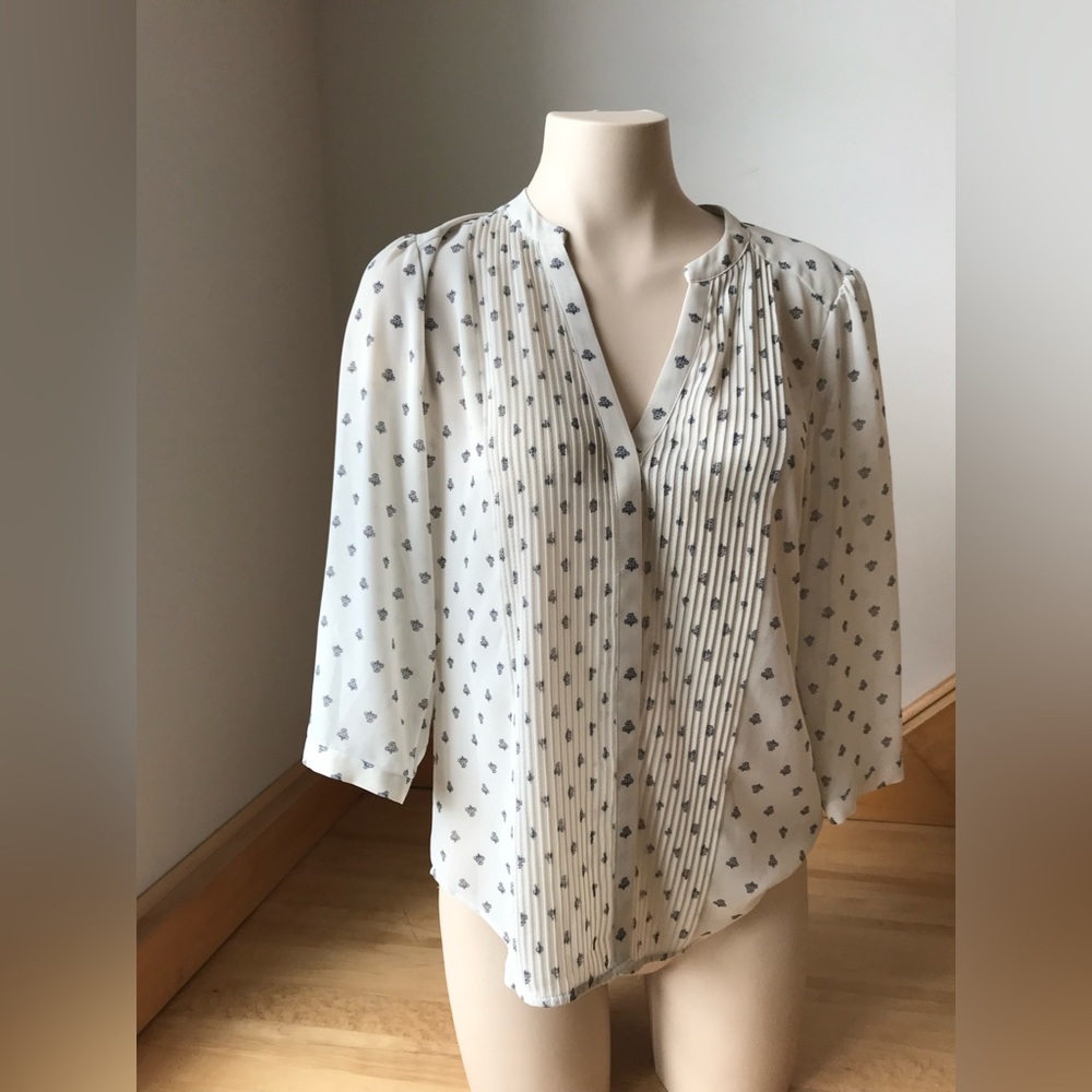 🍄 2/12$  H&M VGUC Off white flowy blouse